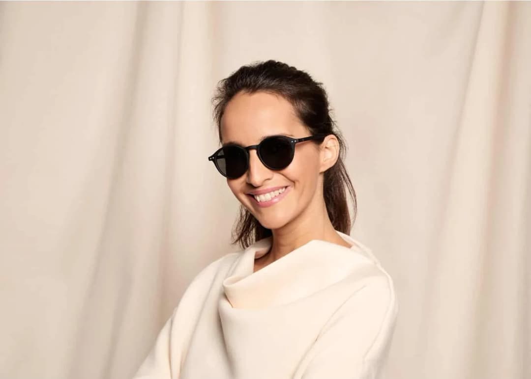 IZIPIZI #D Sun σε φωτογραφία lifestyle: μοντέλο με στρογγυλά γυαλιά ηλίου, πλάγια όψη